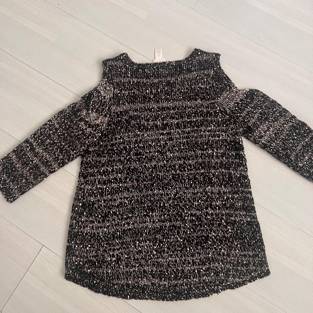 Chicos shirt. Open shoulder detail.